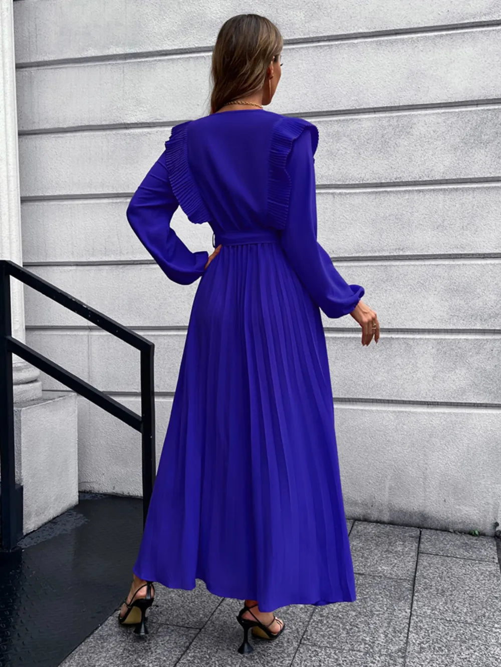 Robe Maxi Surplis Plissée — Ceinture Nouée À La Taille