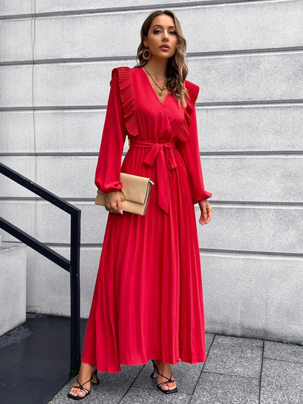 Robe Maxi Surplis Plissée — Ceinture Nouée À La Taille